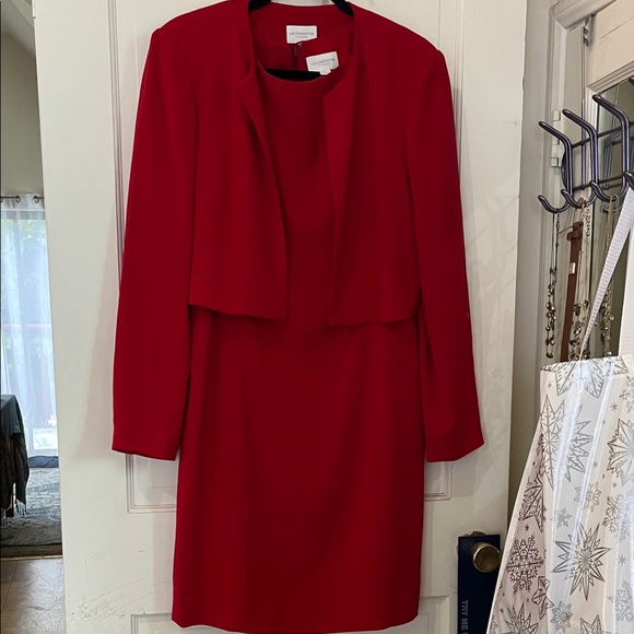 Elegant Red Women's Dress - Picture 2 of 14